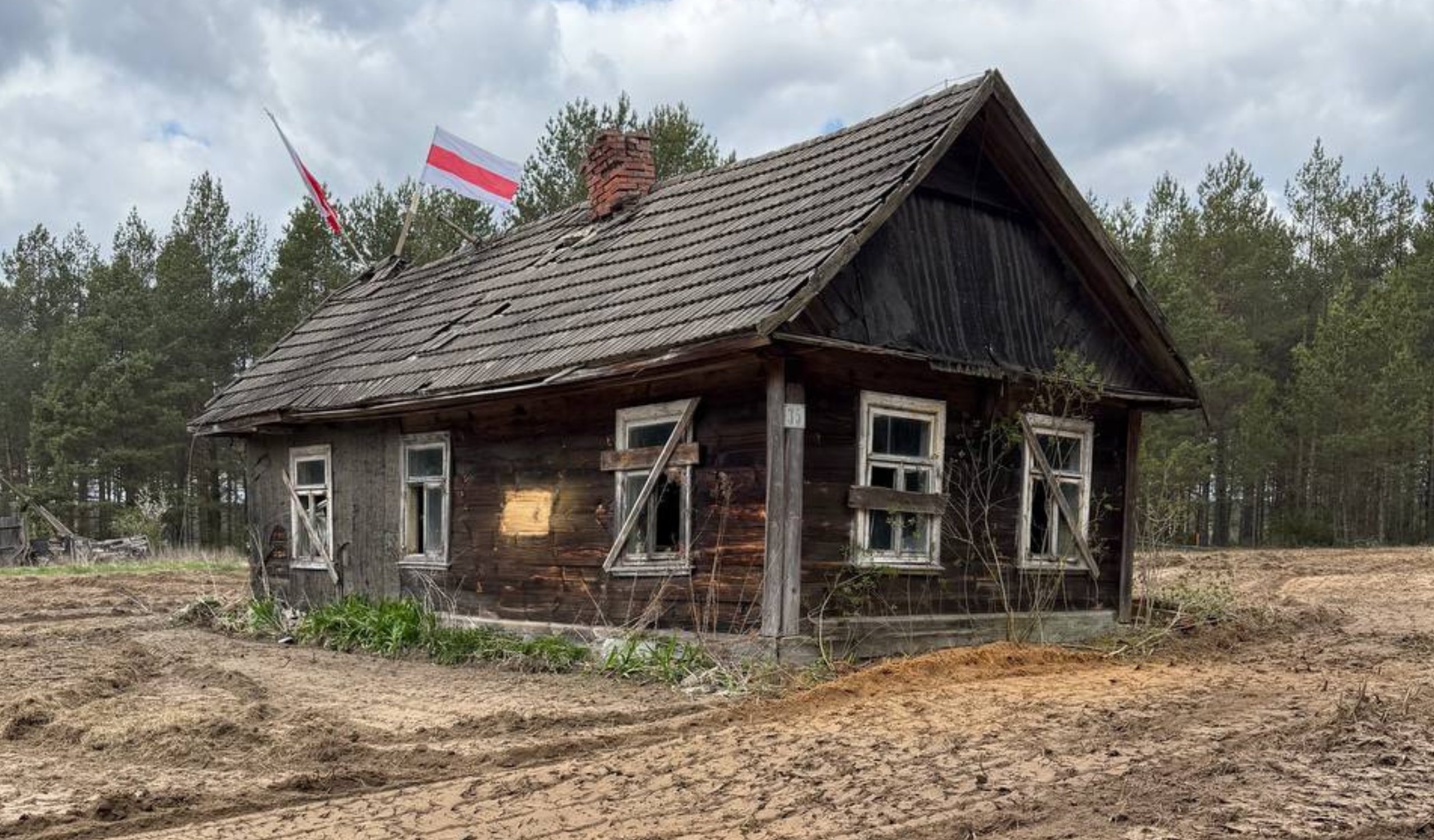 Старый деревянный дом MROJA в лесу на Подляшье.
